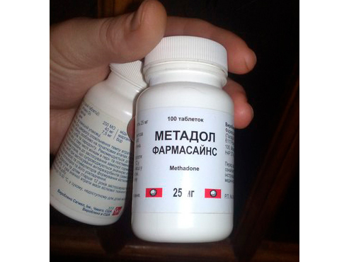 фото баночок метадон в руці
